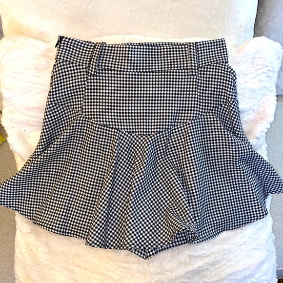 Zara Woven checkered A-line mini skort with drop seam and ruffle detail. - Picture 2 of 4